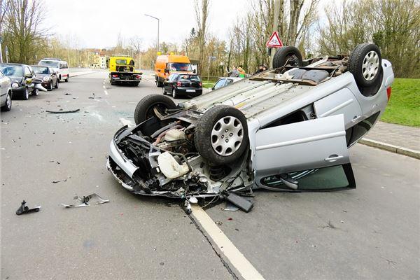 梦见自己开车 车翻了 人没事 解梦