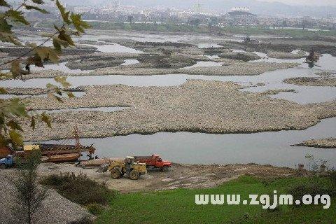 梦见河水上涨水势很大浅一身