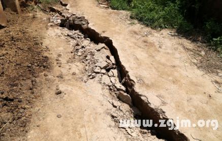 梦见地陷然后逃生地面是什么寓意