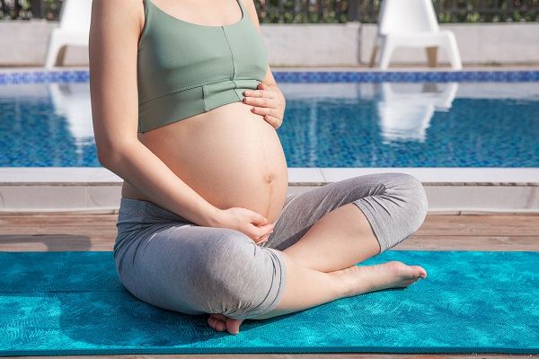 梦见女人生孩子见血,梦见一个陌生女人在公交车上生孩子看见血了图5