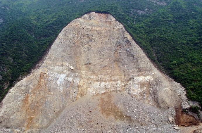 梦见大山崩塌石头滚落但我躲过是什么意思