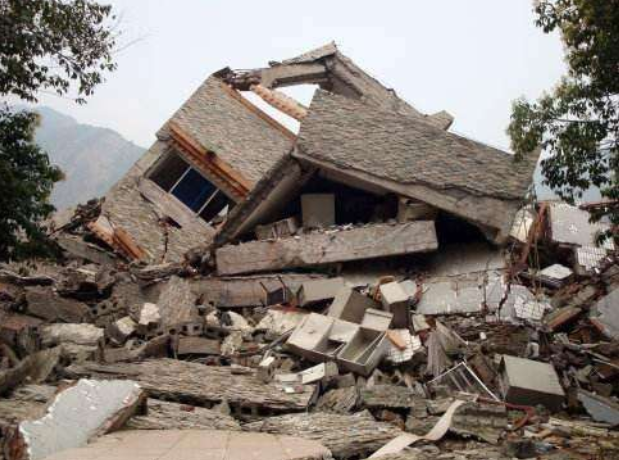 梦见地震大楼整体倒了自己和女儿没事但死了很多人