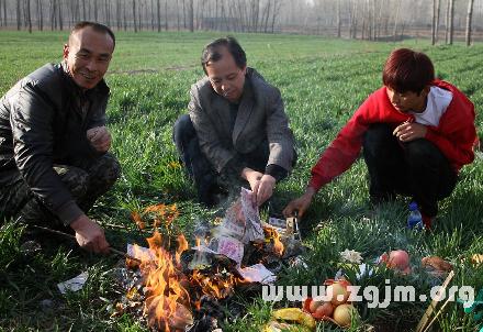 梦见给死去的亲人烧纸是什么意思