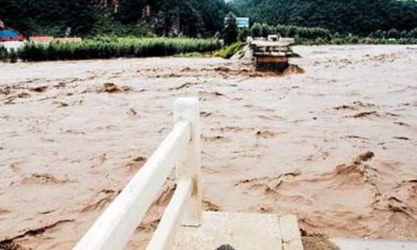 梦见大桥垮塌,桥下大水