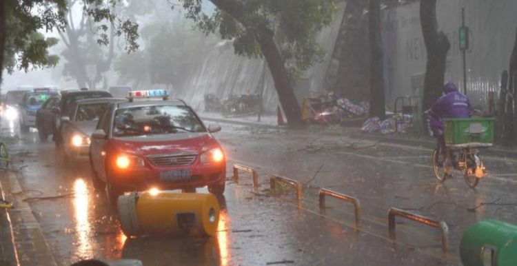 女人梦见刮狂风暴雨是什么意思?