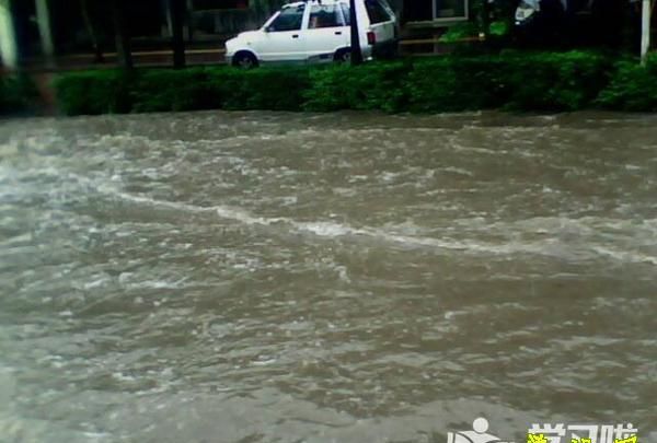 梦见下大暴雨房倒路塌