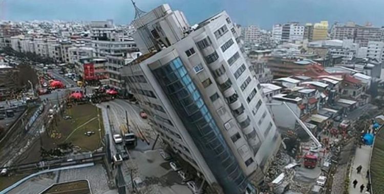 梦见地震大楼整体倒了自己和女儿没事但死了很多人