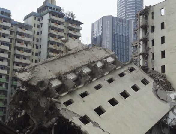 梦见地震高楼倒塌自己没事是什么预示呢