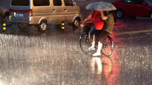 女人梦到突然狂风暴雨,女人梦到突然狂风暴雨后天晴图1