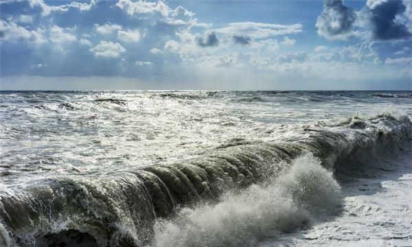 梦见海啸巨大的海浪向我涌来