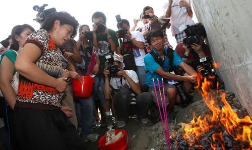 梦到死去的亲人在老房子里出现是甚么意思