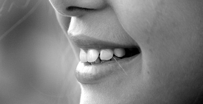 女人梦见下排大量掉牙齿图1