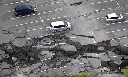 梦到地震自己没事,梦见地震摇晃但是没事图1