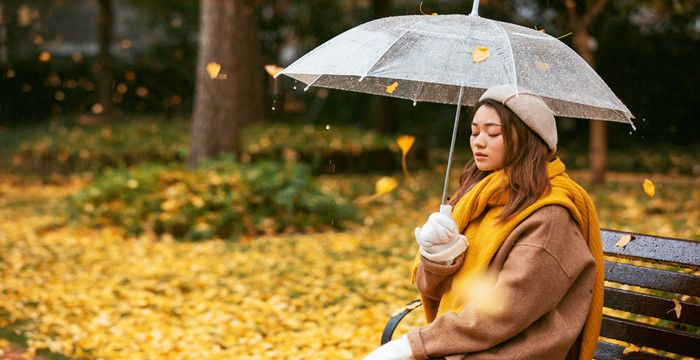 谢可欣是谁，女人梦见自己冒雨前行图1