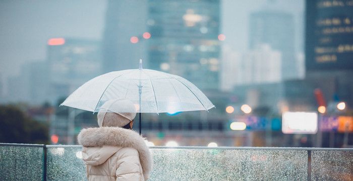 谢可欣是谁，女人梦见自己冒雨前行图2