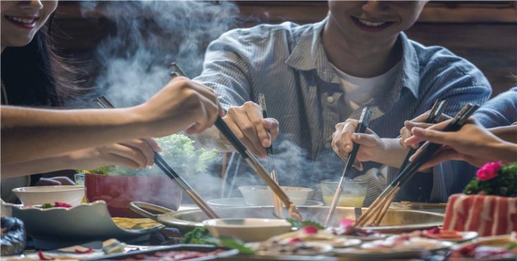 梦见好多熟人一起吃饭，从未想起过的人为什么会在我梦里出现？图1