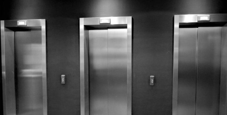 梦见电梯坠落自己没事图1