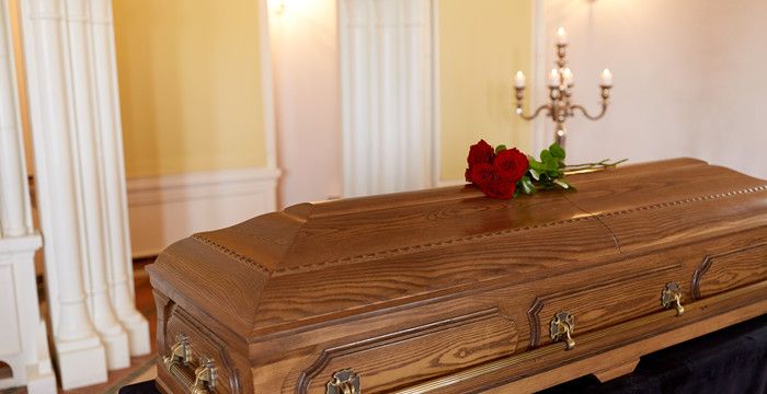 梦见死人躺在棺材里又活了图2