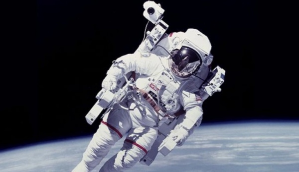 航天员怎么上厕所,航天员在太空的空间站上怎么解决大小便呢图5