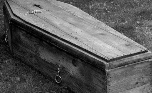 梦见抬棺材里面有死人,梦见棺材里有死人是什么预兆图2
