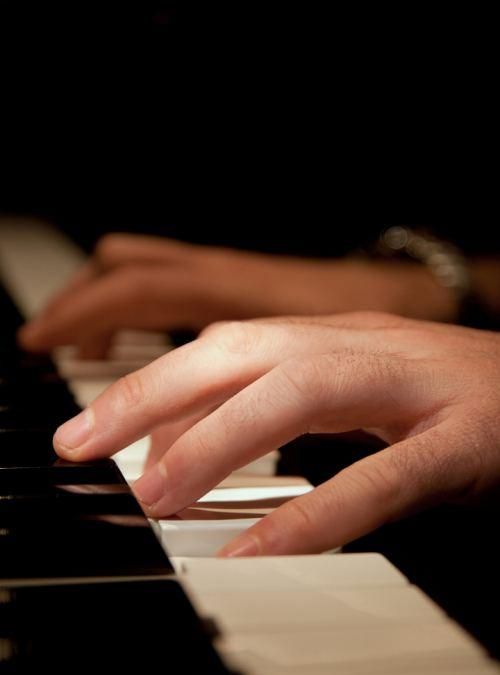 弹钢琴正确的手型是怎样的