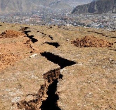 梦见地裂逃生成功