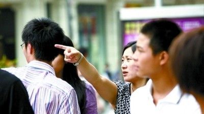 女人梦到迷路向陌生人问路还被人追