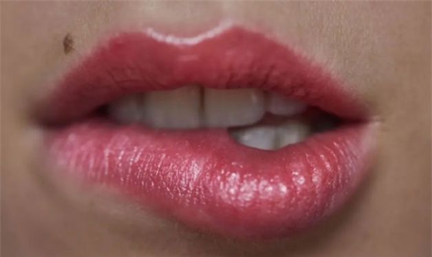 女人嘴唇长痣代表什么意思图2