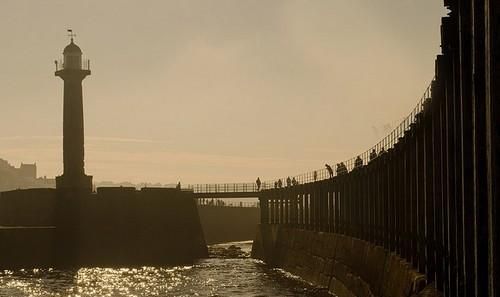 梦见发大水往高处逃生成功