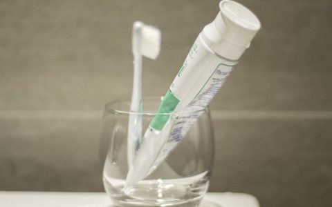 梦见刷牙的杯子坏了什么意思，梦见刷牙的杯子摔碎了什么预兆呢