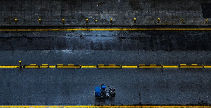 梦见在外面玩突然下大雨，梦见出门在路上下雨被淹是什么意思图2