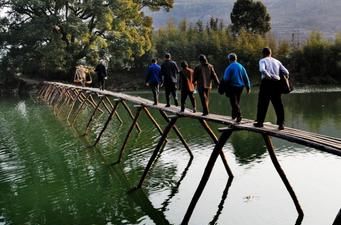 梦见水淹桥面开车顺利过桥