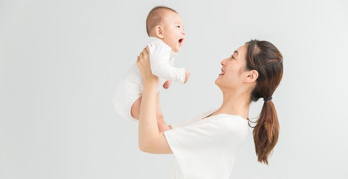 梦见别人送自己小男婴，梦见别人把一个刚出生的男孩递给我抱着图1