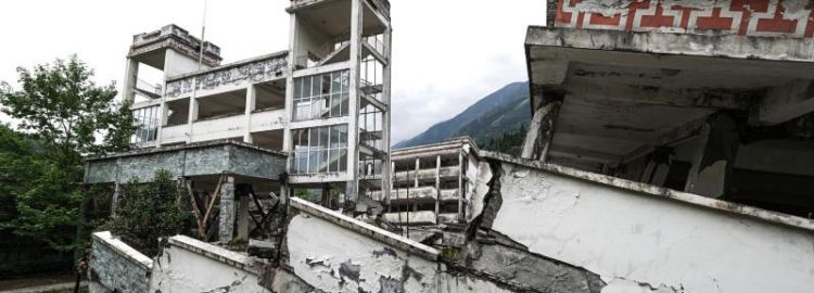 梦到地震山崩地裂逃生成功