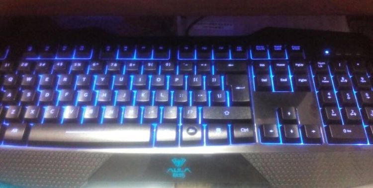 电脑键盘上指示灯都不亮怎么办