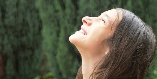 女孩梦到下雨是什么意思