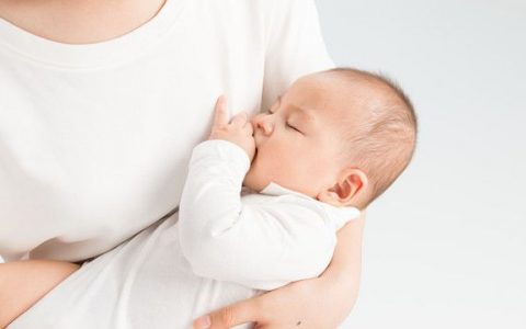 梦见抱男婴儿预示着什么，梦见抱着男婴儿睡觉是什么意思