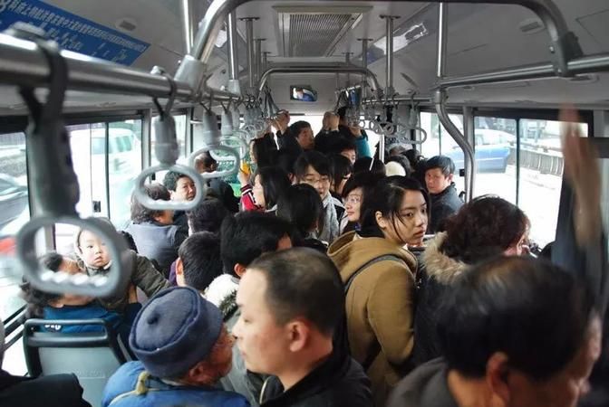 梦见公交车上挤满了人没上去