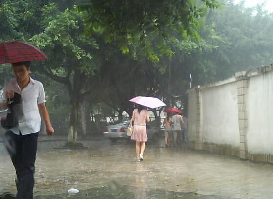 梦见下大雨是什么意思呢