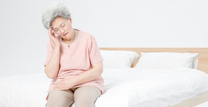 女人梦见和老太婆说话，梦见和死去的老太太说话是咋回事图1