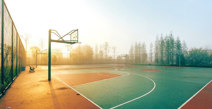 梦见好多篮球场，梦见篮球场和网吧在一起的预兆是什么图1