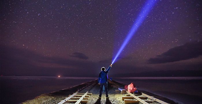 梦见在黑夜里打手电筒，梦见自己打手电筒照明图2