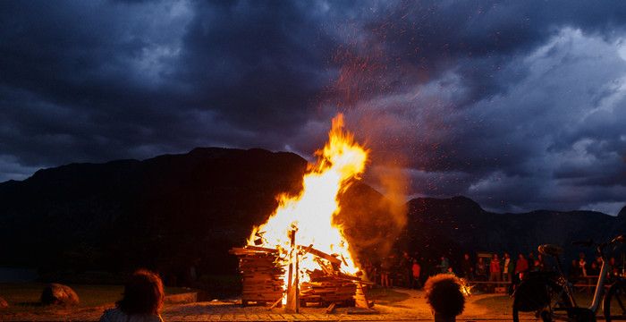 梦见祖宅着火，梦见自己家的旧宅子图1