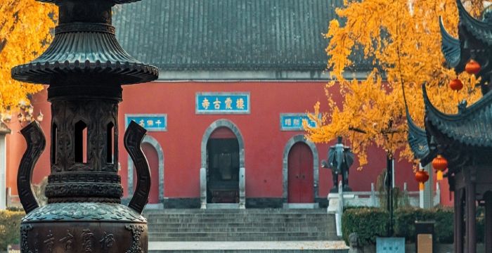 梦见寺院，梦见在庙里捡到钱的预兆图2