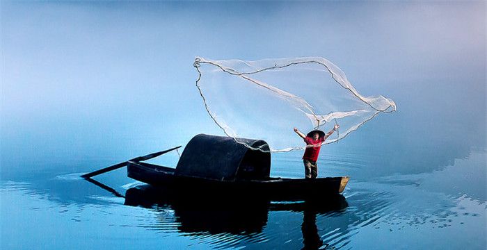 梦见别人撒网捕鱼是什么预兆，梦见别人拿网捞到大鱼什么意思图1