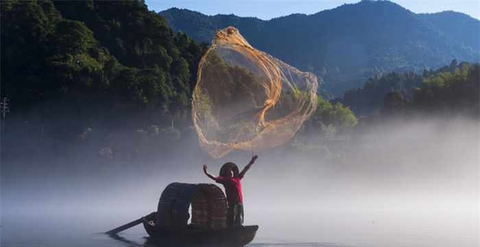 梦见别人撒网捕鱼是什么预兆，梦见别人拿网捞到大鱼什么意思图2