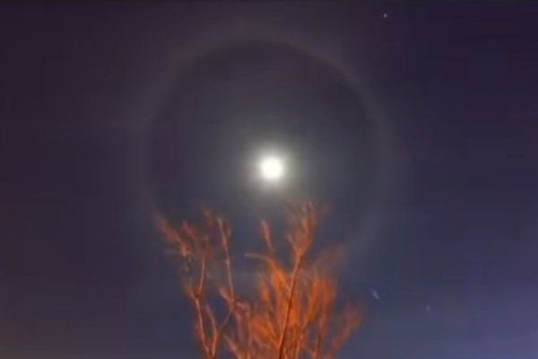 月晕现象形成的原因,月亮光晕是怎么产生的图3
