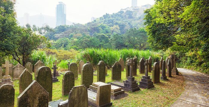 梦见坟塌了，梦见坏了的坟墓里面有死人什么意思图1