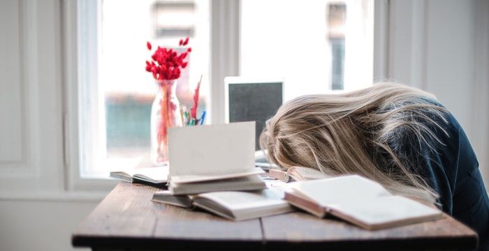 梦见自己在着赶飞机，女人梦见赶飞机是什么预兆图1