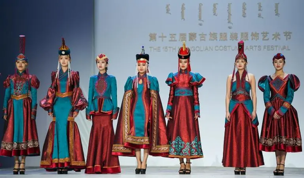 蒙古族服饰,蒙古族的服装特点有哪些图1